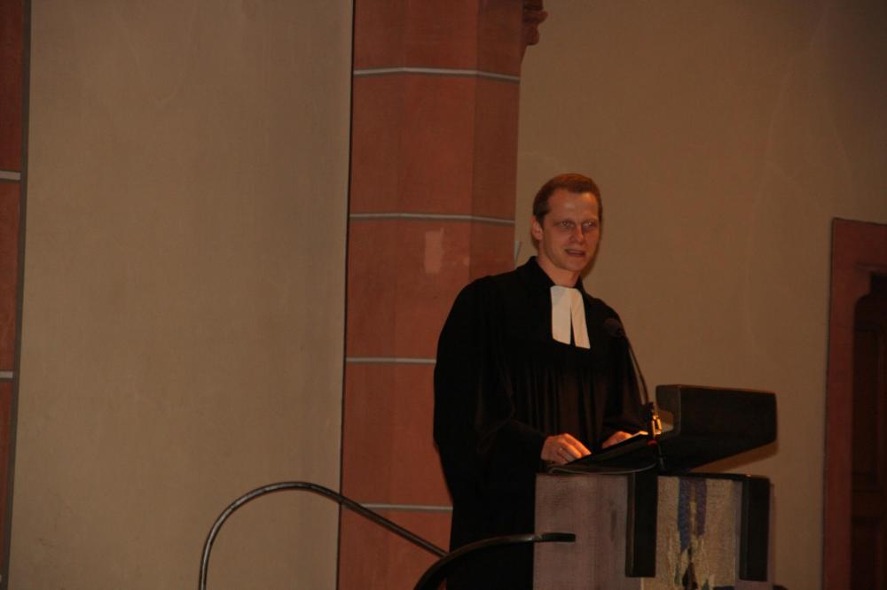Pfarrer Sebastian Bernick bei der Predigt