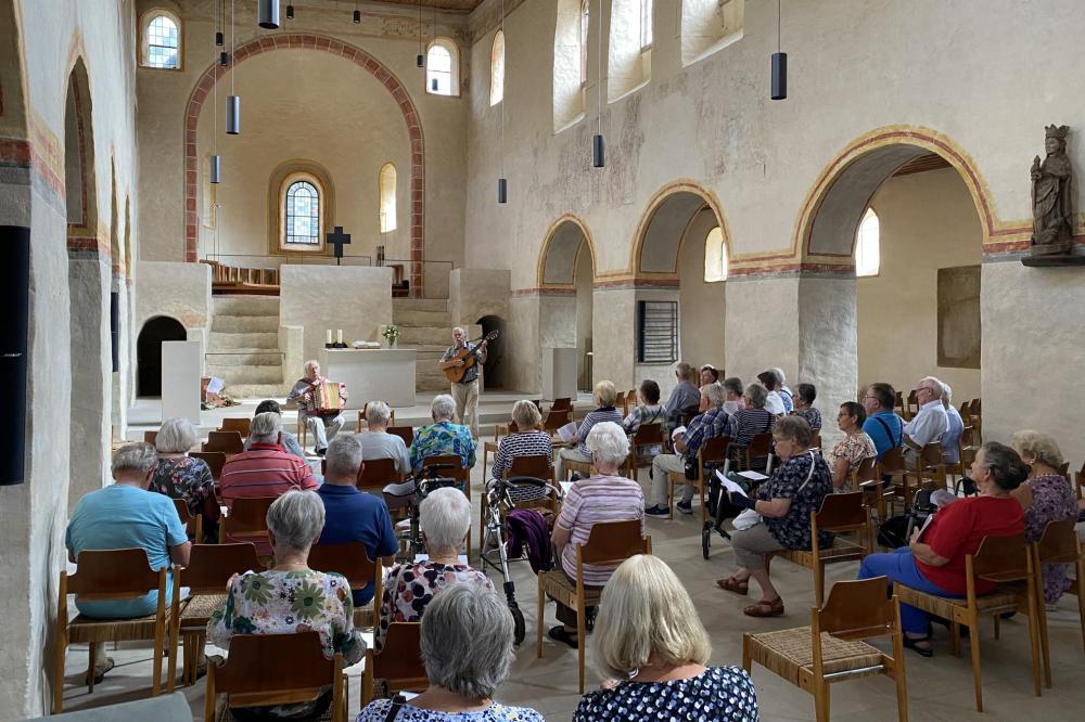 Senioren in Kirche Sulzburg