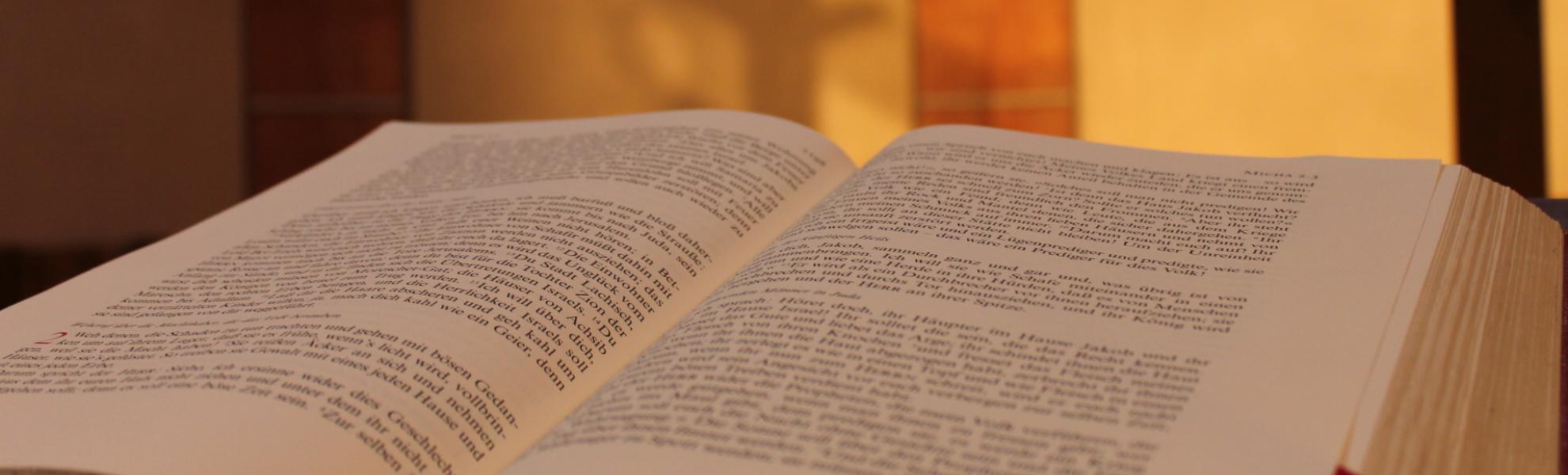 Bibel auf dem Altar in Ihringen